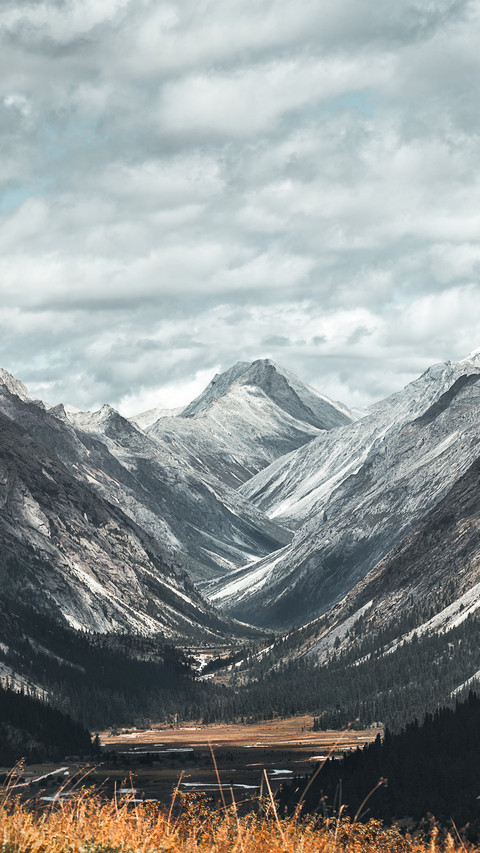 The entrance to the valley of the snowcapped mountain screenshot