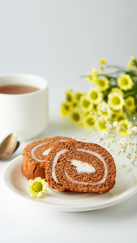 Swiss roll chocolate cake chocolate with cream screenshot
