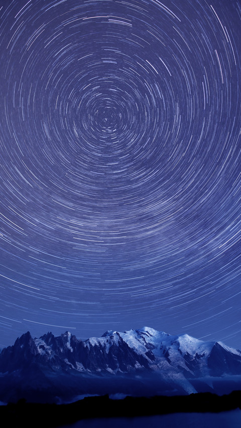 Overlooking the snow-capped mountains screenshot