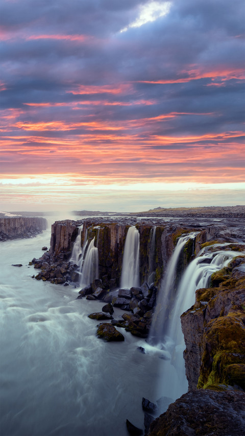 Famous Selfoss waterfall screenshot
