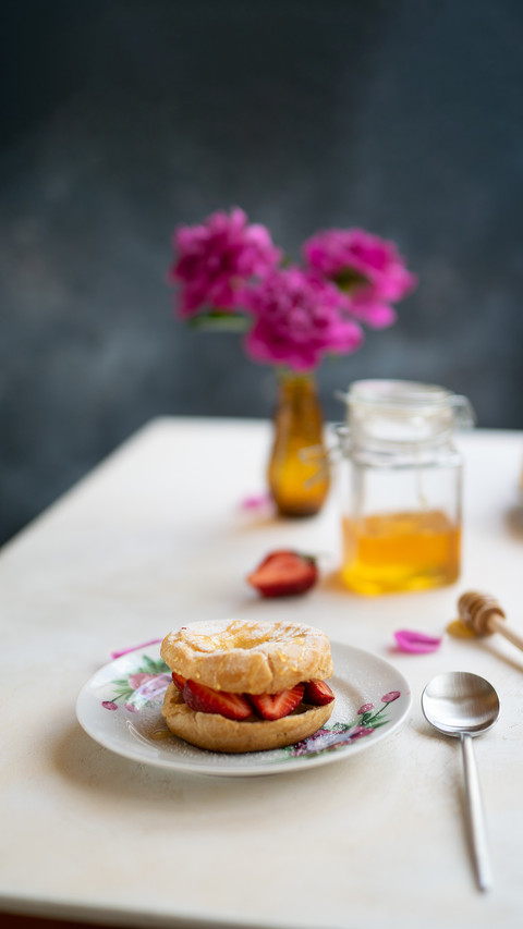 Sweet sandwich with fresh strawberries screenshot