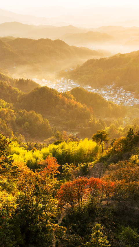 Morning glow of autumn mountains screenshot