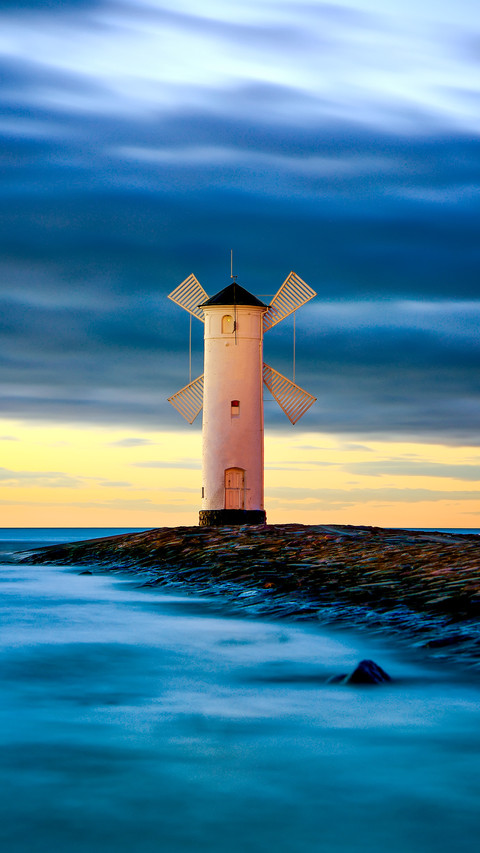 Dramatic Baltic sea scene screenshot
