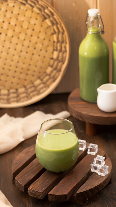 Green Juice And Some Ice Cubes screenshot