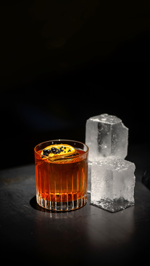 An iced cocktail is decorated with lemon slice screenshot
