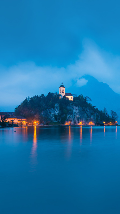 Mountain chapel in Traunkirchen on a cloudy morning screenshot