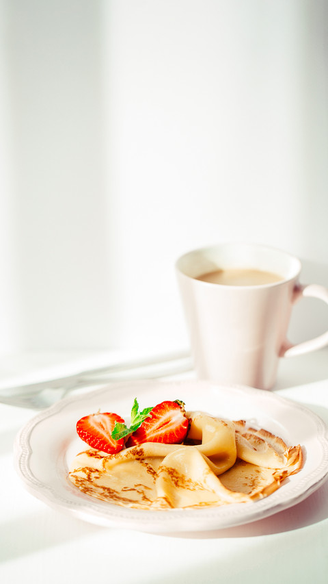 Breakfast pancakes with strawberries screenshot