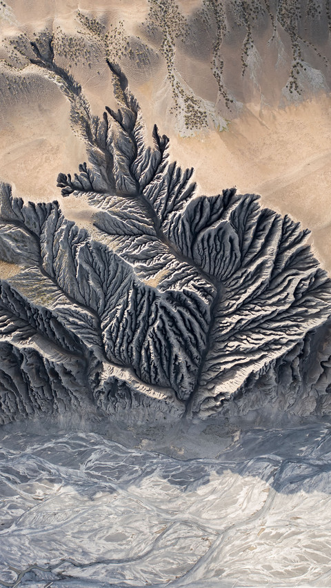 The earths cracks carved over billions of years screenshot