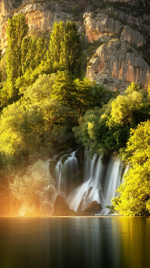 The waterfall faces the sky screenshot