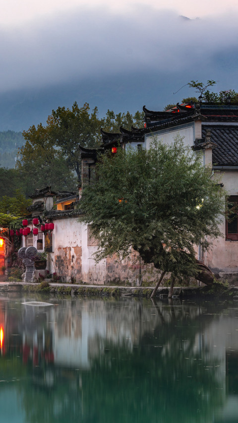 The morning light over South Lake in Hong Village is picture screenshot