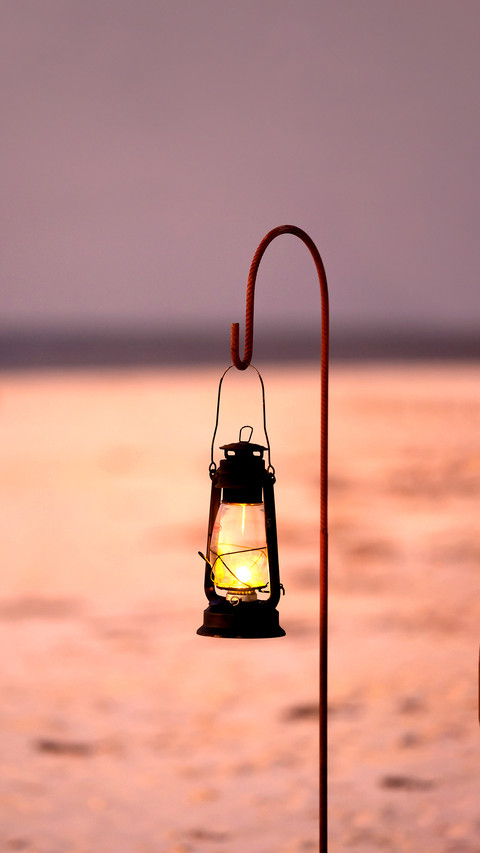Night lamp on the seashore screenshot