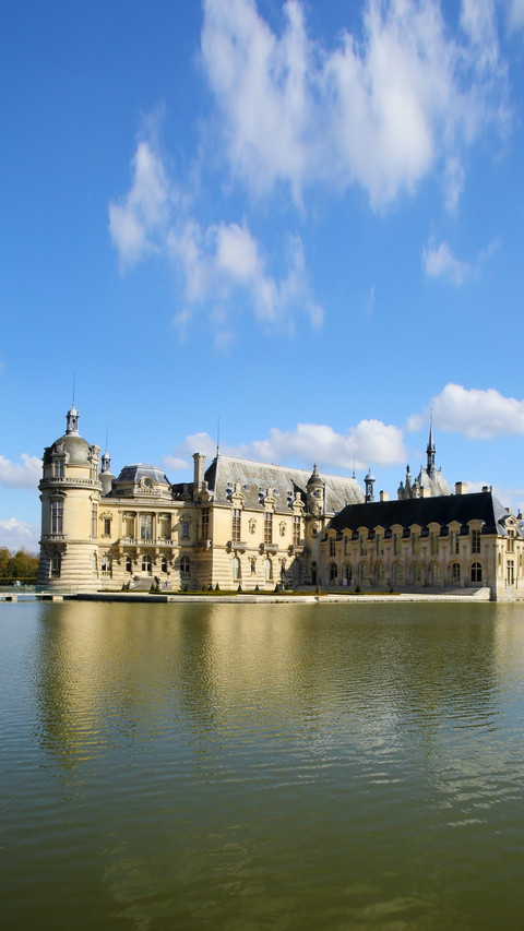 Wide moat and chateau de chantilly screenshot