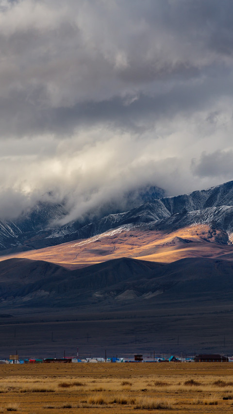 Carved relief of Altai Mountains with light and shadow screenshot