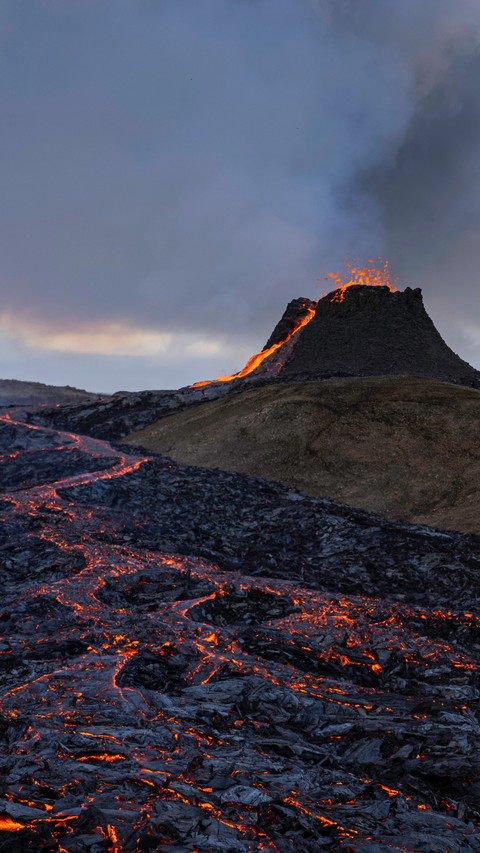 Scenic views of Iceland's mountains screenshot