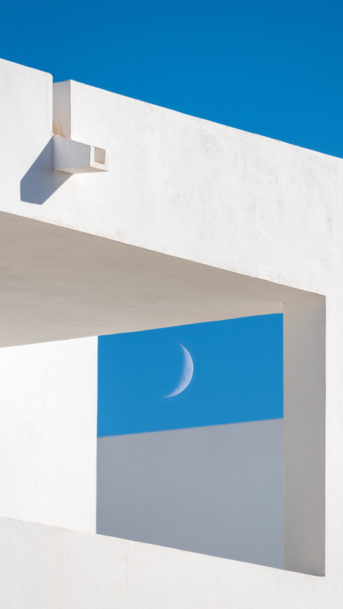 Modern minimalist architecture under the blue sky screenshot