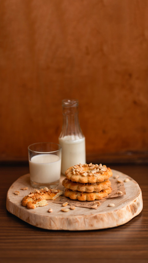 Shortbread nut ring with milk screenshot