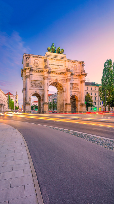 Cityscape image of Munich, Germany with the Siegestor screenshot
