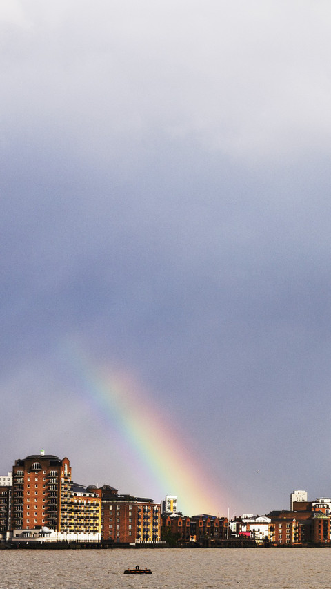 Rainbow Goldfinch Dock and the Thames River screenshot