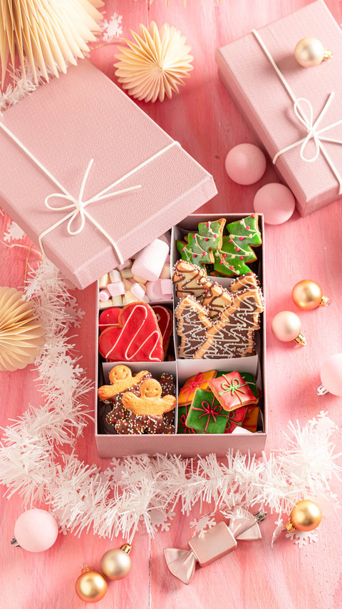 Homemade Christmas gingerbread cookies in golden rose screenshot