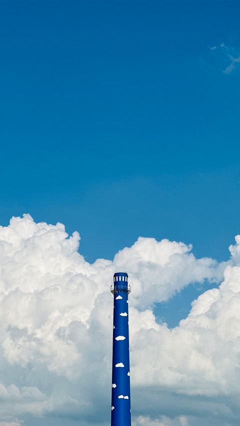 The chimney under the white clouds screenshot