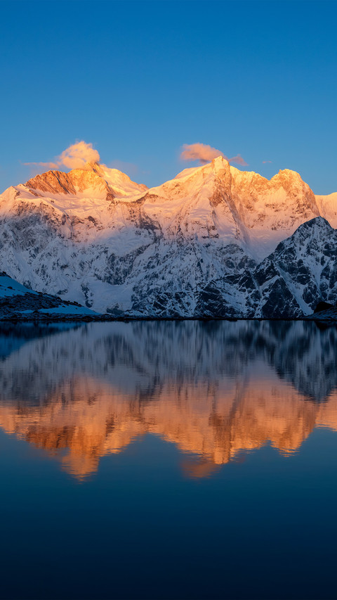 Xiaowu co is bathed in sunlight over the golden mountains screenshot