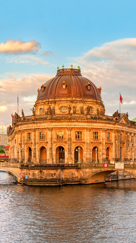 Museum island on Spree river of Germany screenshot