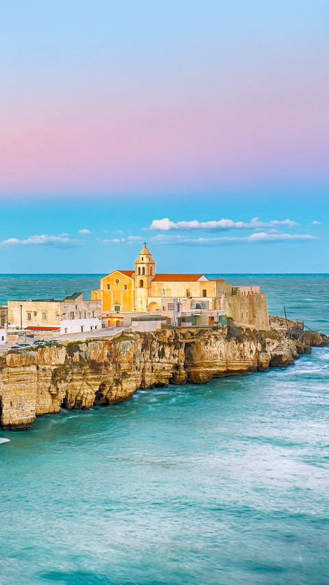 Beautiful coastal town on the rocks in Puglia screenshot