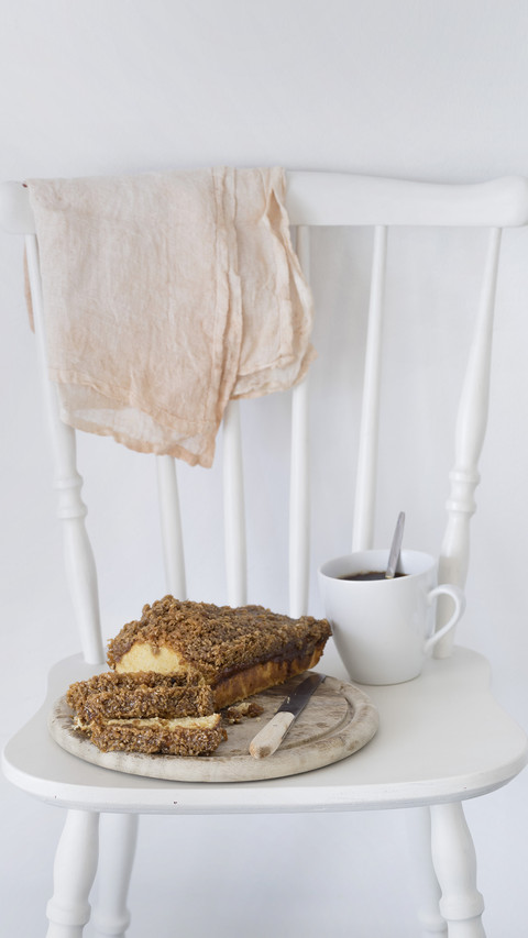 Danish cake droemmekage on chair screenshot