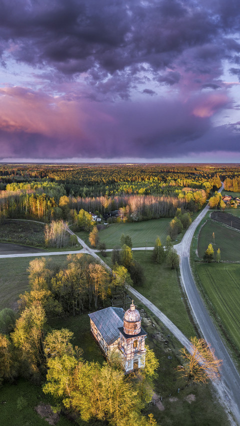 Country with Heavy Storm Clouds screenshot
