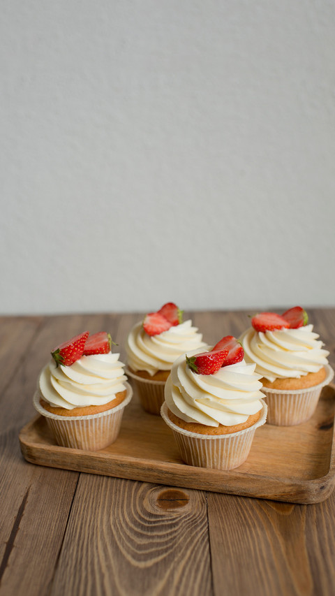 Pastries decorated with strawberries on the table screenshot